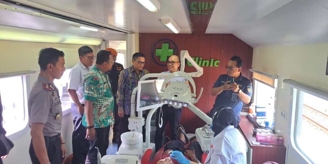 Rail Clinic dan Rail Library KAI Daop 8 Surabaya Sambangi Stasiun Tanggulangin, 250 Warga Dapat Layanan Gratis