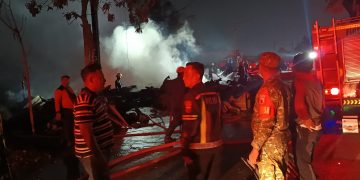 Anggota Polsek Krian Turun Tangani Kebakaran Warkop dan Tumpukan Palet