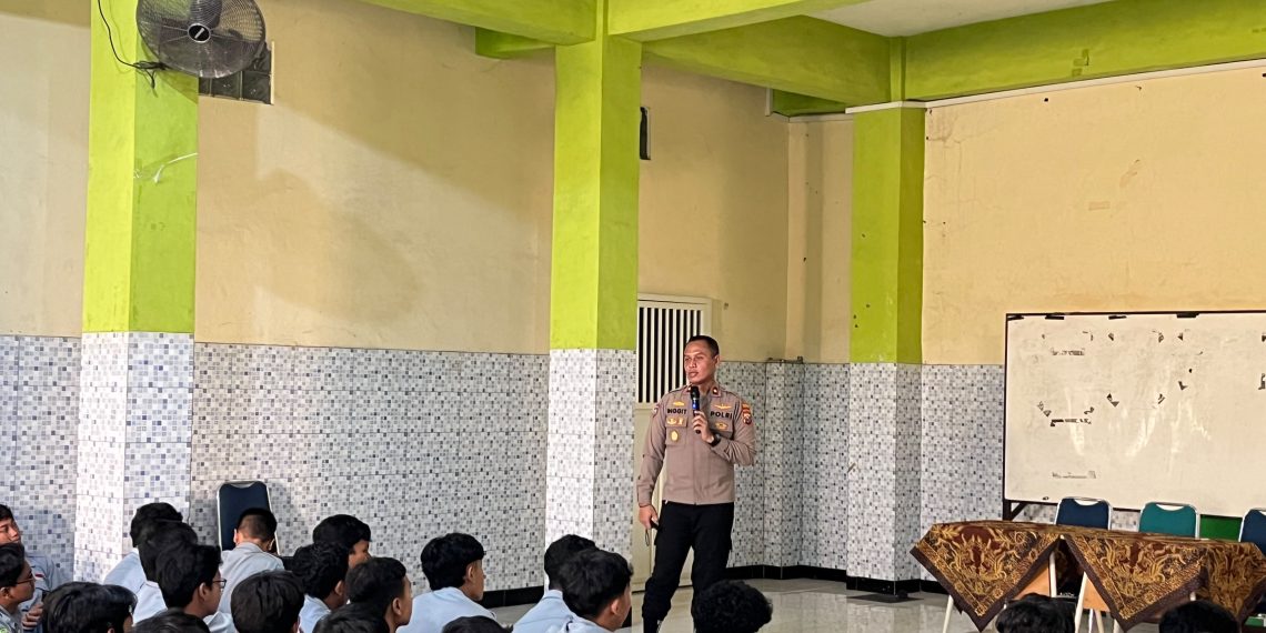 Cegah Kenakalan Remaja dan Bullying, Sat Binmas Polresta Sidoarjo Beri Penyuluhan di SMK YPM 4 Taman