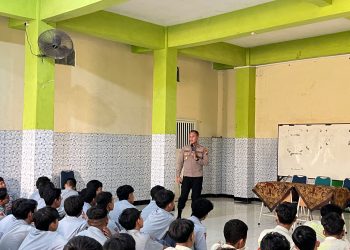 Cegah Kenakalan Remaja dan Bullying, Sat Binmas Polresta Sidoarjo Beri Penyuluhan di SMK YPM 4 Taman