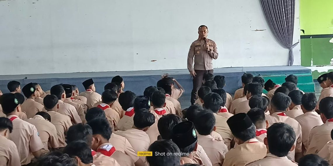 Sat Binmas Polresta Sidoarjo Beri Penyuluhan Cegah Kenakalan Remaja di SMK YPM 1 Taman