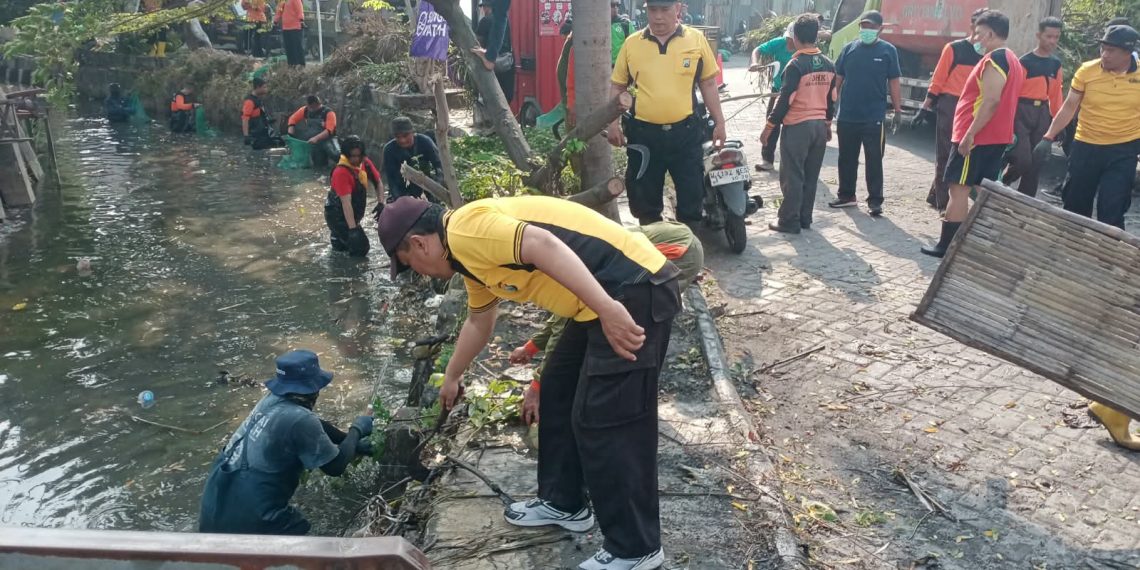 Polsek Tulangan dan Yayasan Sungai Watch Bersihkan Sungai, Bangun Kesadaran Lingkungan