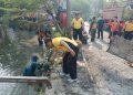 Polsek Tulangan dan Yayasan Sungai Watch Bersihkan Sungai, Bangun Kesadaran Lingkungan