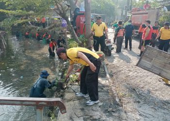 Polsek Tulangan dan Yayasan Sungai Watch Bersihkan Sungai, Bangun Kesadaran Lingkungan
