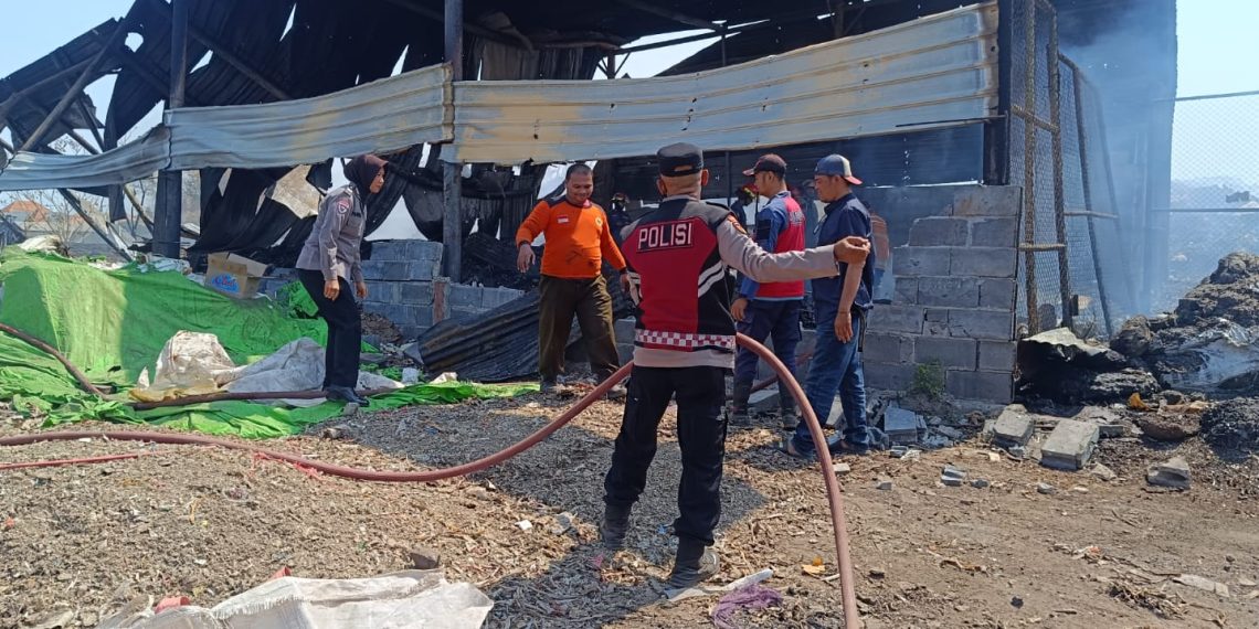 Polsek Krian Gercep Tangani Kebakaran Gudang Rongsokan di Barengkrajan