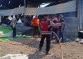Polsek Krian Gercep Tangani Kebakaran Gudang Rongsokan di Barengkrajan