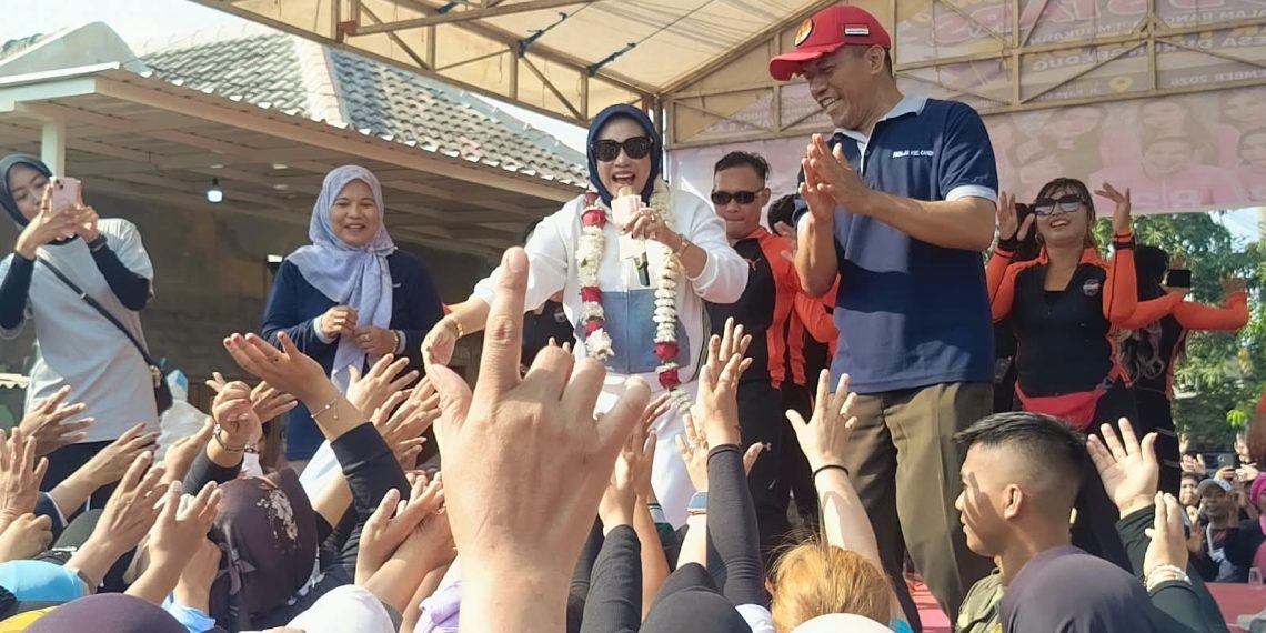 Disambut Ribuan Warga, Wabup Mimik Idayana Resmikan CFD dan Bazar UMKM Desa Durungbedug