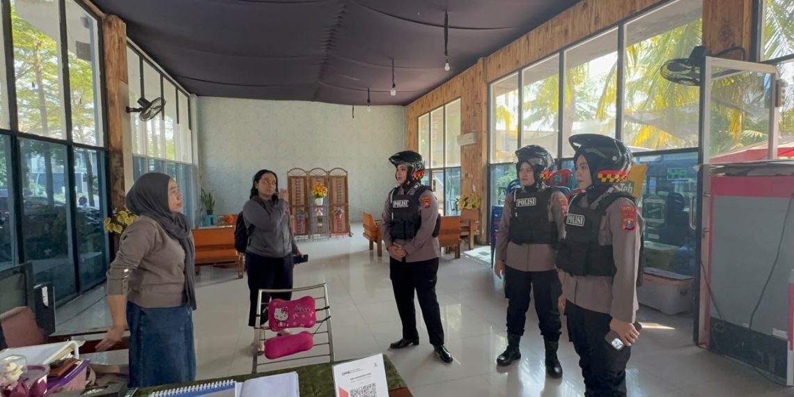 Polwan Jenggala Presisi Patroli Sekolah dan Perumahan, Sampaikan Imbauan Kamtibmas
