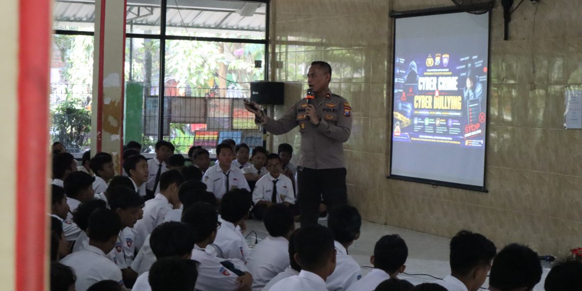 Polresta Sidoarjo Beri Edukasi Bahaya Kenakalan Remaja, Bullying dan Radikalisme ke Siswa SMPN 1 Waru