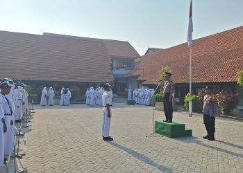Polisi Sidoarjo Beri Edukasi Pelajar Saat Upacara Senin