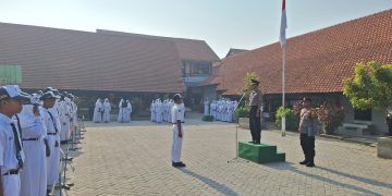 Polisi Sidoarjo Beri Edukasi Pelajar Saat Upacara Senin
