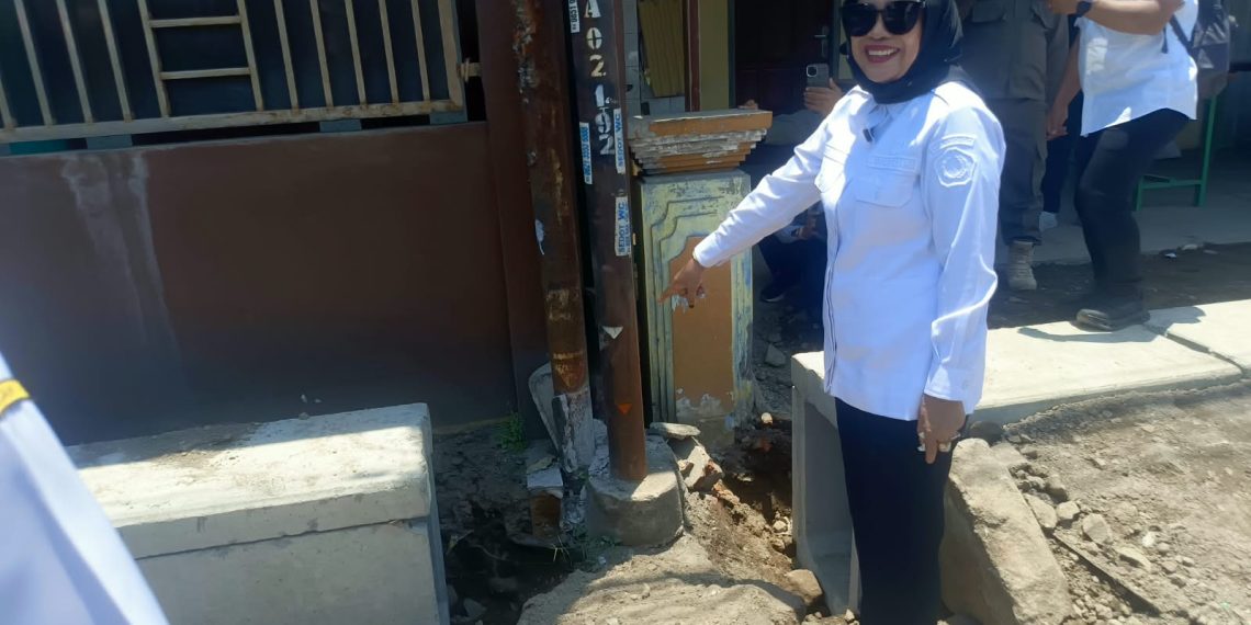 Sidak Proyek Peninggian Jalan Kedungbanteng Tanggulangin, Wabup Mimik﻿﻿ Kesal Rumah Warga Bakal Tergenang Air