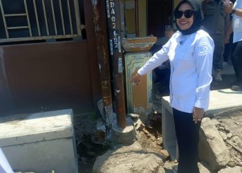 Sidak Proyek Peninggian Jalan Kedungbanteng Tanggulangin, Wabup Mimik﻿﻿ Kesal Rumah Warga Bakal Tergenang Air