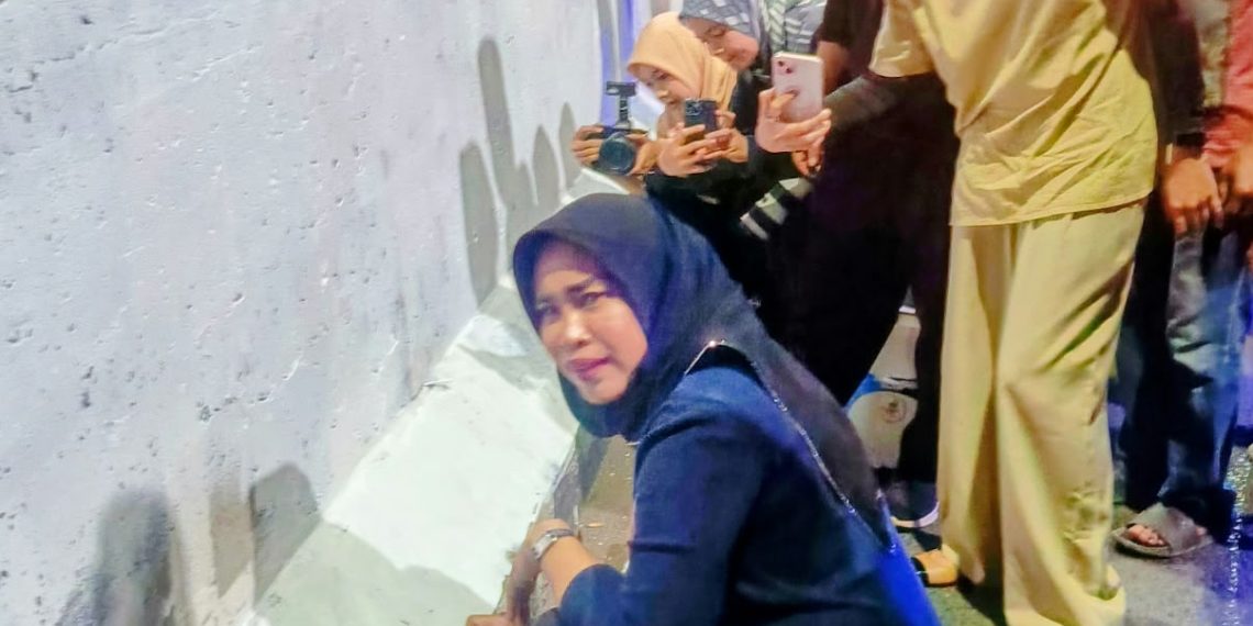 Hapus Kesan Kumuh, Wabup Mimik Idayana Bersama Warga Sumokali Ngecat Flyover Larangan