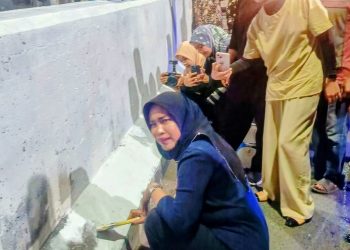 Hapus Kesan Kumuh, Wabup Mimik Idayana Bersama Warga Sumokali Ngecat Flyover Larangan