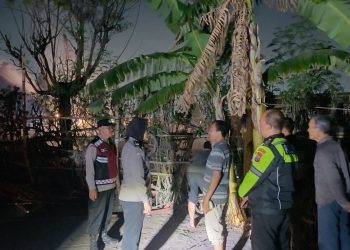 Polsek Krian Respon Laporan Warga Adanya Kebakaran Rumput Liar di Lahan Kosong Watugolong