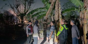 Polsek Krian Respon Laporan Warga Adanya Kebakaran Rumput Liar di Lahan Kosong Watugolong