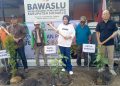 Wabup Mimik Tanam Pohon ‘Kejujuran’ di Kantor Bawaslu Sidoarjo