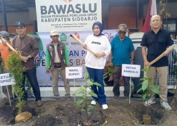 Wabup Mimik Tanam Pohon ‘Kejujuran’ di Kantor Bawaslu Sidoarjo