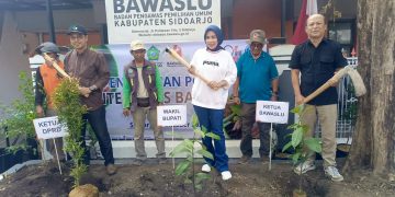 Wabup Mimik Tanam Pohon ‘Kejujuran’ di Kantor Bawaslu Sidoarjo