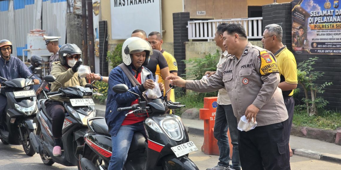 Jumat Berkah Polsek Waru Bagikan 100 Paket Makanan dan Minum untuk Masyarakat