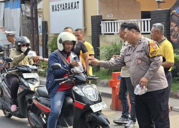 Jumat Berkah Polsek Waru Bagikan 100 Paket Makanan dan Minum untuk Masyarakat