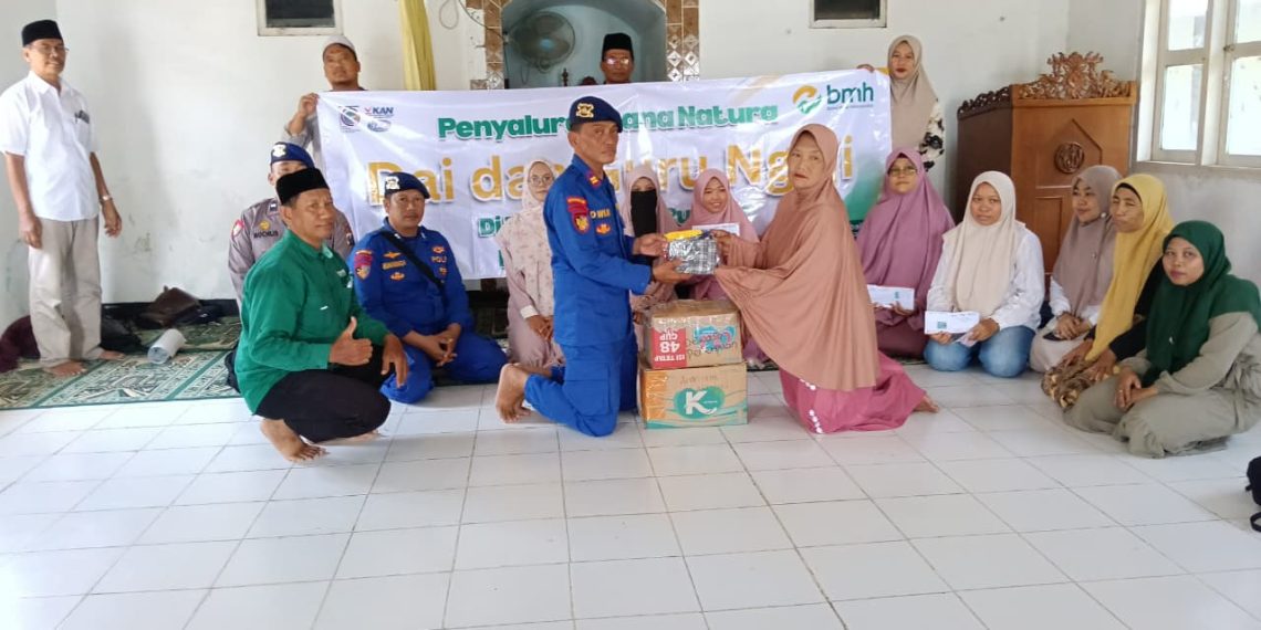 Satpolairud Polresta Sidoarjo Kawal Penyaluran Bansos BMH kepada Da’i dan Guru Ngaji di Desa Pucukan