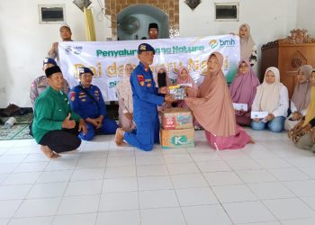 Satpolairud Polresta Sidoarjo Kawal Penyaluran Bansos BMH kepada Da’i dan Guru Ngaji di Desa Pucukan