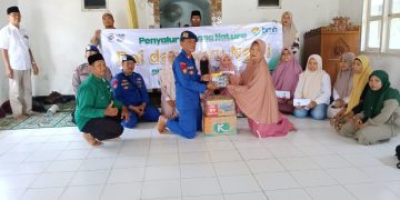 Satpolairud Polresta Sidoarjo Kawal Penyaluran Bansos BMH kepada Da’i dan Guru Ngaji di Desa Pucukan