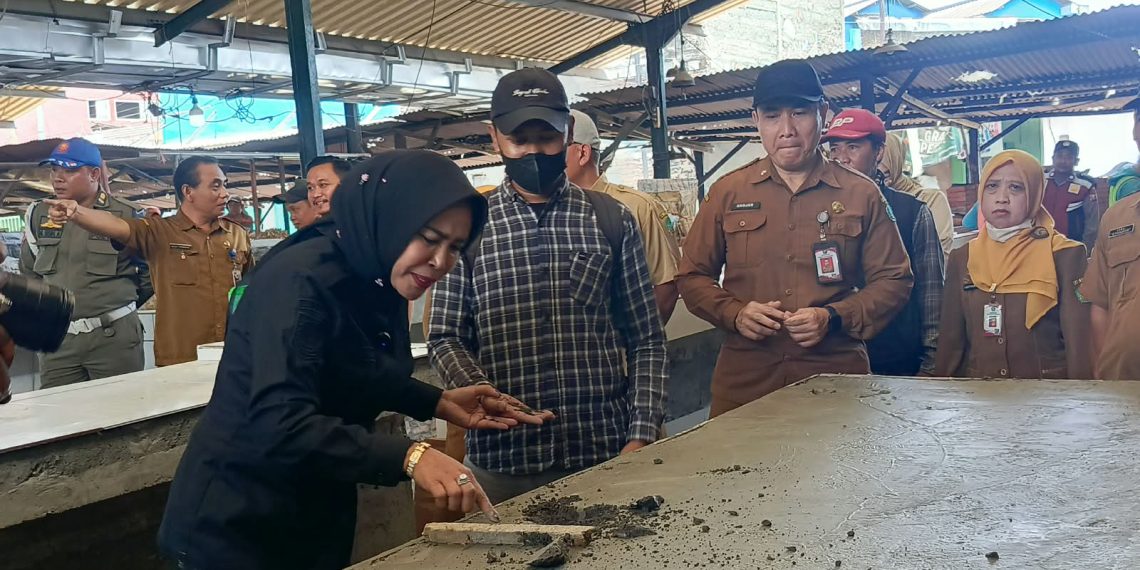 Sidak Progres Proyek Molor 17 Persen dan Kualitas Jelek, Wabup Mimik Idayana Semprot Konsultan Pengawas Rehab Pasar Taman
