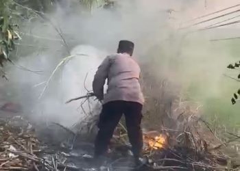 Polsek Buduran Gerak Cepat Tangani Kebakaran Lahan di Prasung