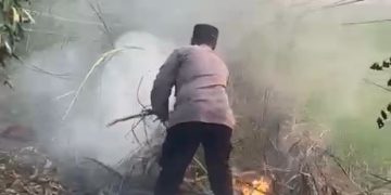 Polsek Buduran Gerak Cepat Tangani Kebakaran Lahan di Prasung