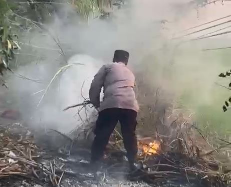 Polsek Buduran Gerak Cepat Tangani Kebakaran Lahan di Prasung
