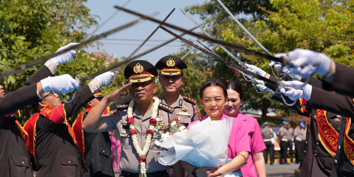 Farewell Parade Pisah Sambut Kapolresta Sidoarjo dari Kombes Pol Christian Tobing kepada AKBP Bobby Condroputra