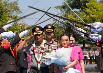 Farewell Parade Pisah Sambut Kapolresta Sidoarjo dari Kombes Pol Christian Tobing kepada AKBP Bobby Condroputra