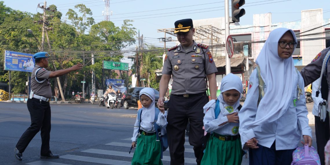 Kapolresta Sidoarjo AKBP Bobby Turun Langsung Pagi Melayani di Jalan Raya
