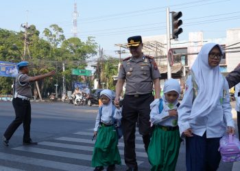 Kapolresta Sidoarjo AKBP Bobby Turun Langsung Pagi Melayani di Jalan Raya