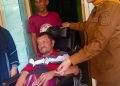 Wabup﻿ Mimik﻿ Serahkan﻿ Bantuan Kursi Roda Anak Disabilitas dan Lansia