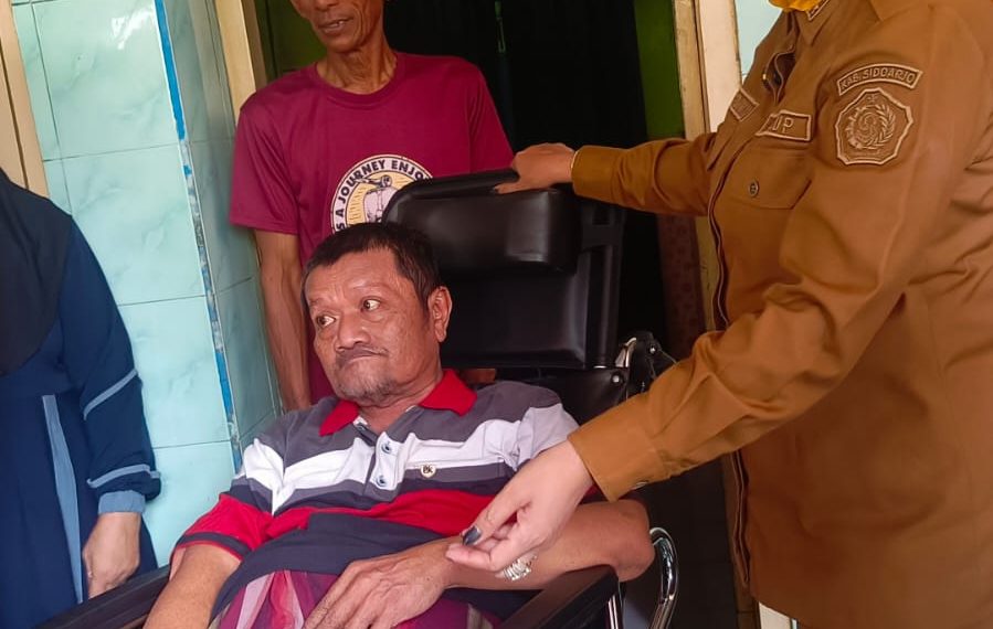 Wabup﻿ Mimik﻿ Serahkan﻿ Bantuan Kursi Roda Anak Disabilitas dan Lansia