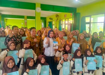Angkat Perjalanan Hidup, Keteladanan dan Kepemimpinan Wabup Mimik Idayana, Siswa MTsN 4 Sidoarjo Luncurkan Buku “Perempuan yang Menginspirasi Sidoarjo”
