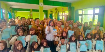 Angkat Perjalanan Hidup, Keteladanan dan Kepemimpinan Wabup Mimik Idayana, Siswa MTsN 4 Sidoarjo Luncurkan Buku “Perempuan yang Menginspirasi Sidoarjo”