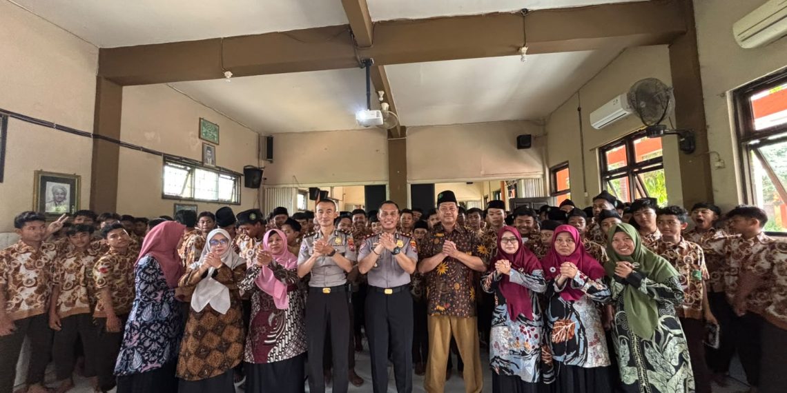 Cegah Bullying dan Radikalisme, Kasat Binmas Polresta Sidoarjo Edukasi Pelajar MTs YPM 1 Wonoayu