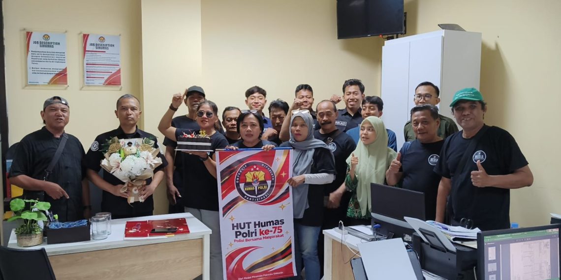 Penuh Keakraban dan Canda, Prank Tim Medol Piramida Berujung Suprise untuk Kasi Humas Polresta Sidoarjo